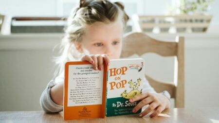 Dječja literatura: Zašto djeca trebaju čitati (13 razloga)